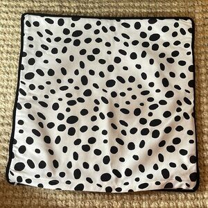 Black and white spotted pillow case cover